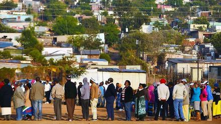 Morgens um sieben Uhr haben die Wahllokale in Südafrika ihre Türen geöffnet. Es bildeten sich vielerorts lange Schlange von Stimmberechtigten davor. 