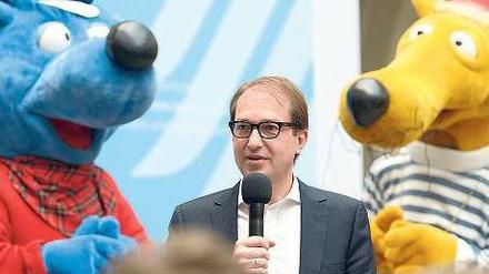 Auftritt mit Kindern. Alexander Dobrindt mit Käpt'n Blaubär. 
