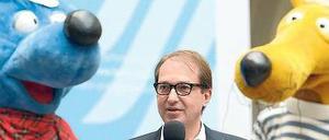Auftritt mit Kindern. Alexander Dobrindt mit Käpt'n Blaubär.