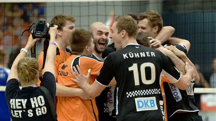Die Berlin Volleys jubeln nach dem Sieg. 