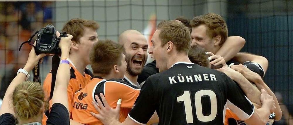 Die Berlin Volleys jubeln nach dem Sieg.