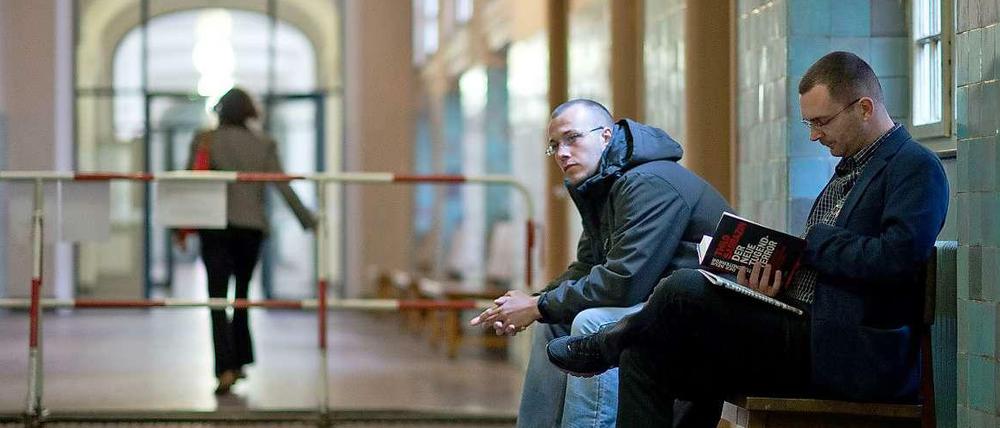 Die Angeklagten NPD-Funktionäre Sebastian Schmidtke (r.), Berliner Landeschef der rechtsextremistischen NPD, und Sebastian Thom vor dem Prozess im Amtsgericht Tiergarten.