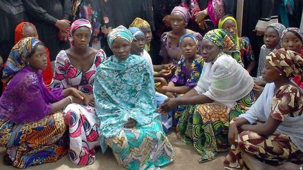 Mütter die verzweifelt auf ihre Kinder warten. In Chibok im Staat Borno sind vor gut einem Monat mehr als 200 Schülerinnen von der Boko Haram verschleppt worden. Von ihnen fehlt bislang jede Spur. 
