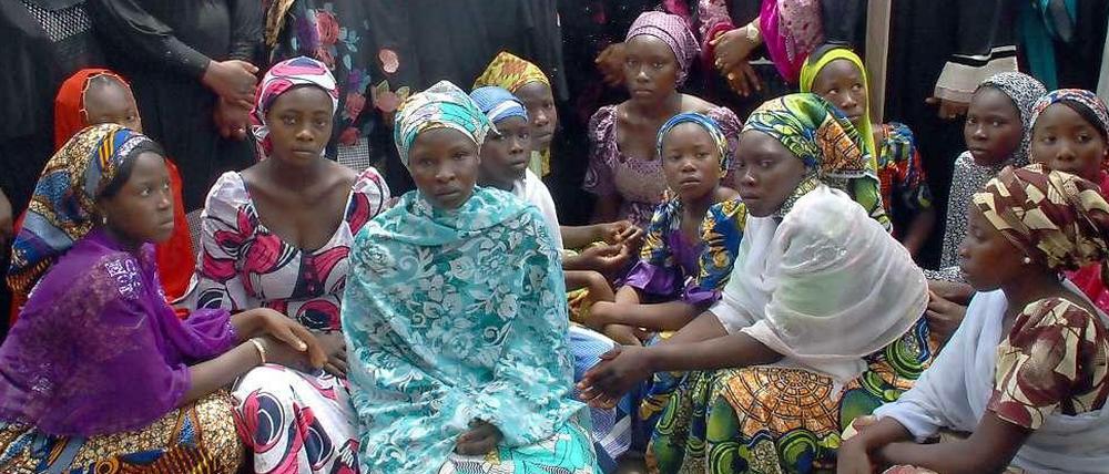 Mütter die verzweifelt auf ihre Kinder warten. In Chibok im Staat Borno sind vor gut einem Monat mehr als 200 Schülerinnen von der Boko Haram verschleppt worden. Von ihnen fehlt bislang jede Spur. 