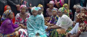 Mütter die verzweifelt auf ihre Kinder warten. In Chibok im Staat Borno sind vor gut einem Monat mehr als 200 Schülerinnen von der Boko Haram verschleppt worden. Von ihnen fehlt bislang jede Spur.