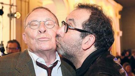 Der frühere Intendant des Theaters des Westens, Preisträger Helmut Baumann (li.), und der Intendant der Komischen Oper, Barrie Kosky, vor der Verleihung des ersten Deutschen Musical Theater Preises. 