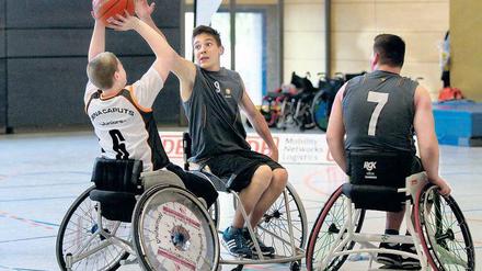 Ab in den Korb. Das Rollstuhlbasketball-Team der Pankower Marianne-Buggenhagen-Schule (graue Shirts) bei einem Vorrundenspiel gegen eine Jenaer Mannschaft.