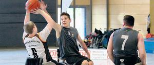 Ab in den Korb. Das Rollstuhlbasketball-Team der Pankower Marianne-Buggenhagen-Schule (graue Shirts) bei einem Vorrundenspiel gegen eine Jenaer Mannschaft. 