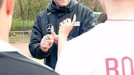 Lehrer und Fußballtrainer. Holger Kraft gibt den Ton an.