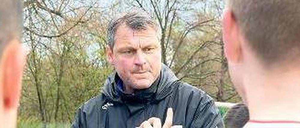 Lehrer und Fußballtrainer. Holger Kraft gibt den Ton an. 