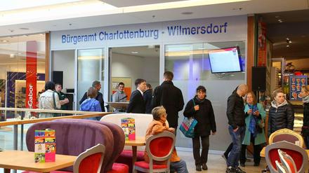 Mehrzweckhalle. Der Empfangsbereich des neuen Bürgeramtes; die Möbel davor gehören zum benachbarten Eisladen.