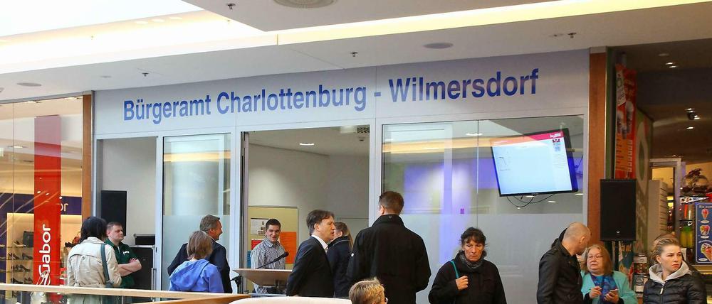Mehrzweckhalle. Der Empfangsbereich des neuen Bürgeramtes; die Möbel davor gehören zum benachbarten Eisladen.