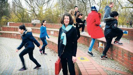 Frau für alles. Bärbel Güldenstein leitet kommissarisch die Martin-Lichtenstein-Schule. Sie hat Personalprobleme, weil junge Lehrer nicht nach Neukölln wollen.