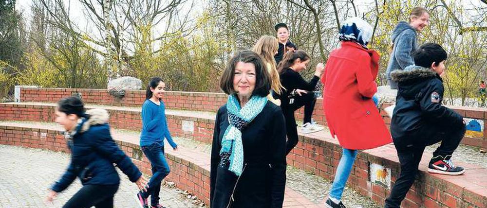Frau für alles. Bärbel Güldenstein leitet kommissarisch die Martin-Lichtenstein-Schule. Sie hat Personalprobleme, weil junge Lehrer nicht nach Neukölln wollen.