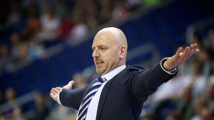 Was wollt ihr eigentlich alle? Alba-Coach Sasa Obradovic will die Favoritenrolle vor dem Start der Play-offs am Samstag nicht annehmen.