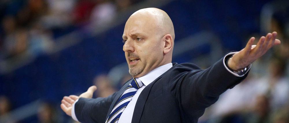Was wollt ihr eigentlich alle? Alba-Coach Sasa Obradovic will die Favoritenrolle vor dem Start der Play-offs am Samstag nicht annehmen.