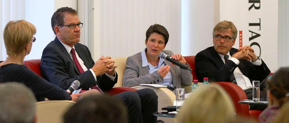 Am Dienstag diskutierten beim Tagesspiegel Bundesentwicklungsminister Gerd Müller (2.v.l.), die Sprecherin der GIZ Tanja Gönner (mitte) und Achim Lohrie von Tchibo (r.). Tagesspiegel-Redakteurin Ulrike Scheffer (l.) moderierte die Veranstaltung. 