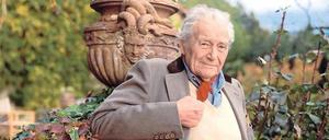 Lässigkeit und Leggerezza. Gregor von Rezzori (1914-1998) vor seine Villa auf dem Landgut Santa Maddalena.