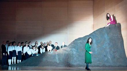 Das Leben ist ein kurzer steiler Pfad. Nicole Chevalier als Télaire und Annelie Sophie Mueller als Phébé in „Castor et Pollux“.