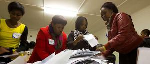 Parlamentswahl in Südafrika: Bei der Auszählung der Stimmen liegt die Präsidentenpartei ANC klar vorn.
