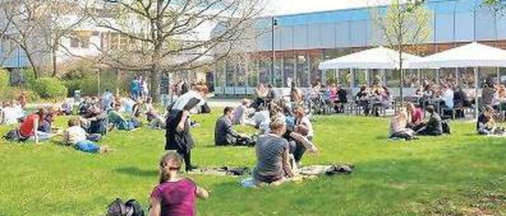 Abwartend. Ein Grund für ein längeres Studium könnte sein, dass Studierende den Berufseinstieg verzögern wollen.