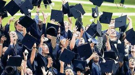 Großer Tag. Absolventen der Jacobs University Bremen feiern ihren Abschluss. Die Hochschule ist eine von bundesweit drei Privatunis mit einem breiten Fächerspektrum. Foto: ddp