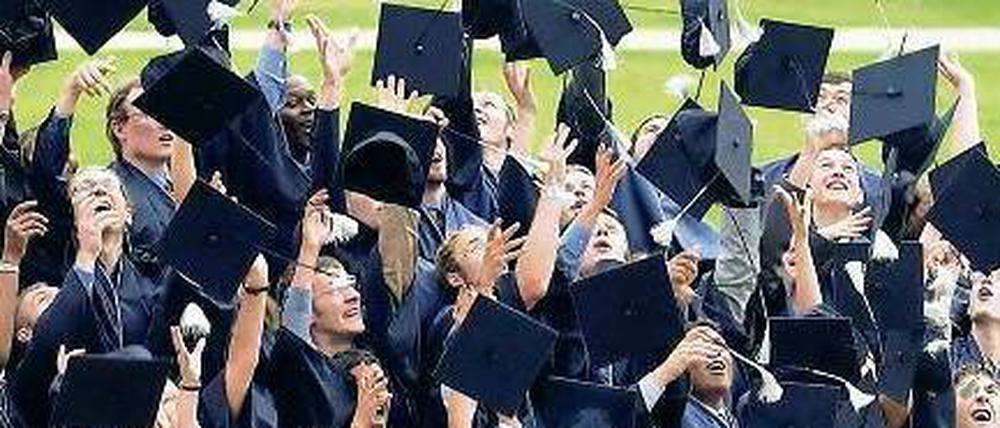 Großer Tag. Absolventen der Jacobs University Bremen feiern ihren Abschluss. Die Hochschule ist eine von bundesweit drei Privatunis mit einem breiten Fächerspektrum. Foto: ddp