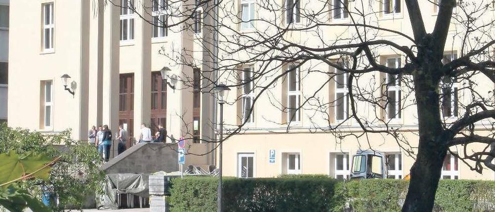 Gebäude der HTW in der Frühlingssonne