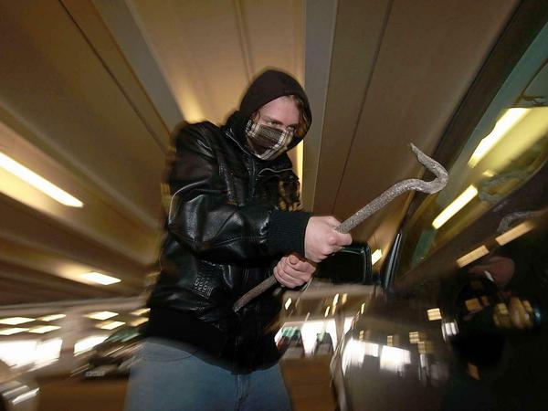 Einbruch und weg. Die Zahl der Diebstähle von und aus Kraftwagen ist 2013 sprunghaft gestiegen.