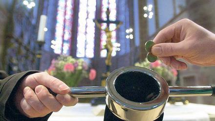 Die Kollekte reicht nicht. Dagegen bringt die Kirchensteuer der Evangelischen und der Katholischen Kirche jedes Jahr Milliarden.