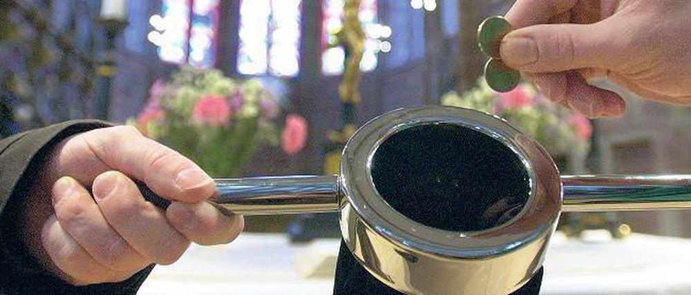 Die Kollekte reicht nicht. Dagegen bringt die Kirchensteuer der Evangelischen und der Katholischen Kirche jedes Jahr Milliarden. 