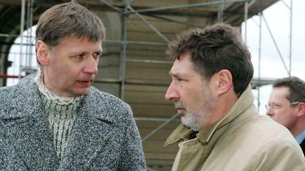 Weil Archivfotos oft so schön sind: Hier Günther Jauch vor der Baustelle am Fortunaportal mit Oberbürgermeister Jann Jakobs, aufgenommen im Jahr 2007. 