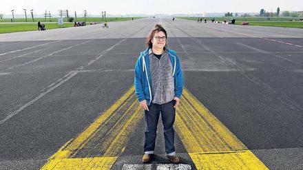 Bereit zum Abheben. Thilo Bock, 40, wohnt in Tiergarten und hat den einstigen Flughafen Tempelhof zum Schauplatz seines dritten Romanes gemacht. 
