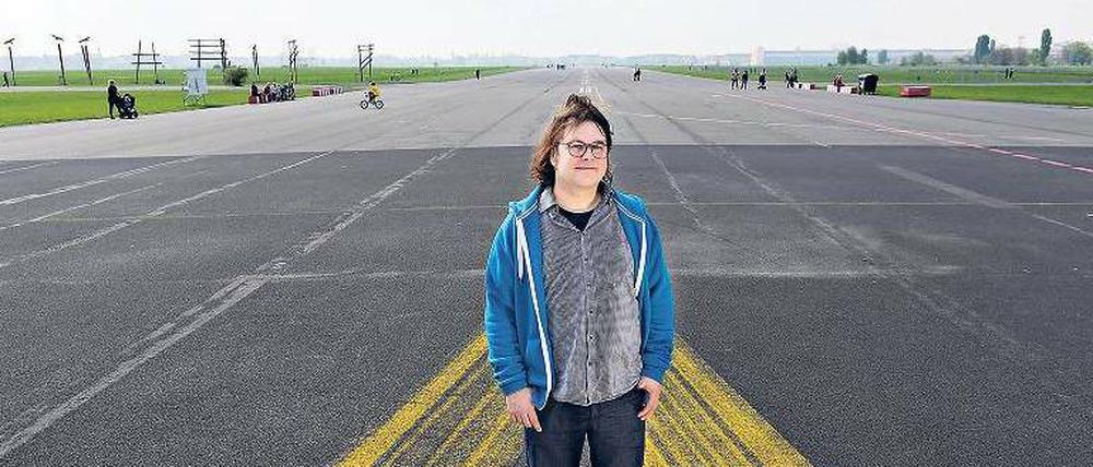 Bereit zum Abheben. Thilo Bock, 40, wohnt in Tiergarten und hat den einstigen Flughafen Tempelhof zum Schauplatz seines dritten Romanes gemacht. 