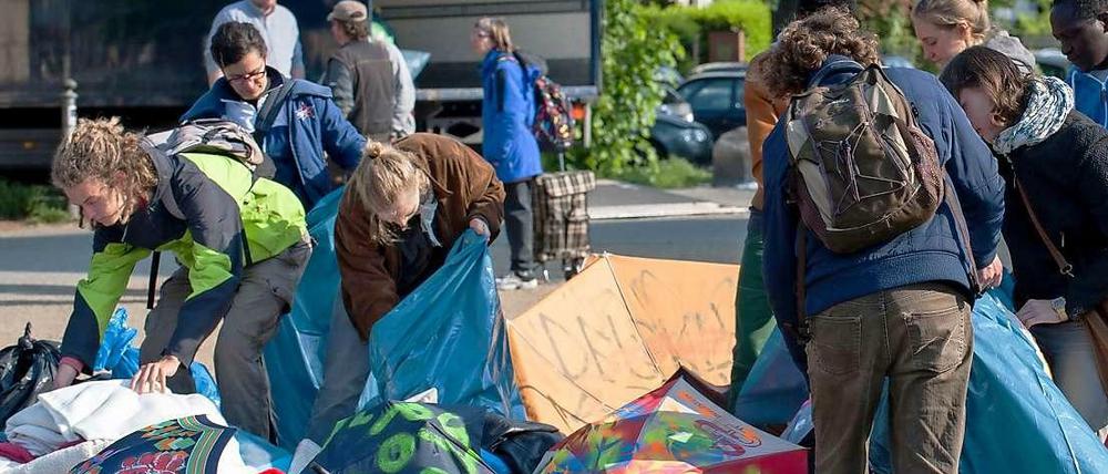 Am frühen Donnerstagmorgen mussten die Flüchtlinge und ihre Unterstützer die Schlafsachen zusammenpacken und in einen Laster bringen.