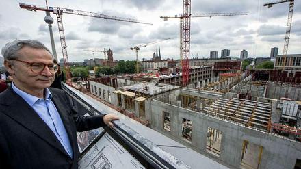 Bauaufsicht. Der italienische Architekt Franco Stella schaut am 7. Mai von der Humboldt-Box auf die Schloss-Baustelle im historischen Zentrum Berlins. 