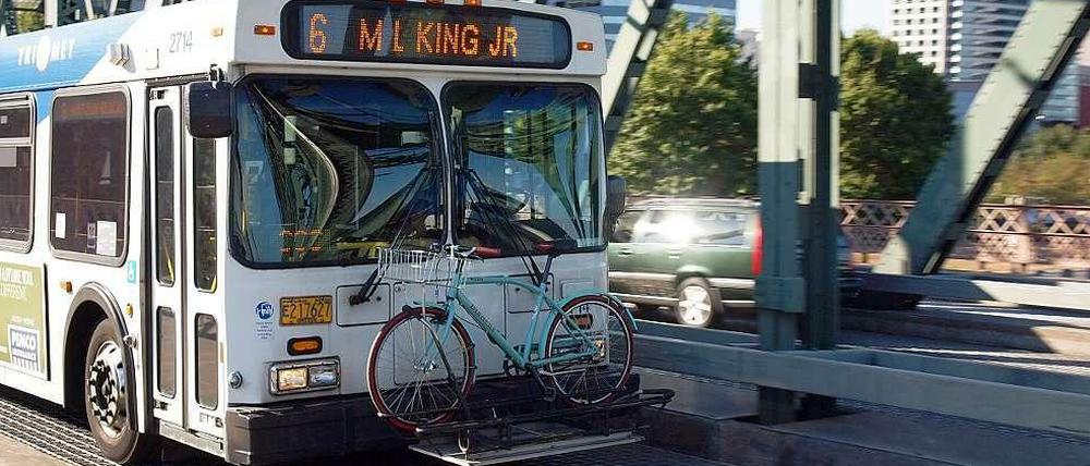 Und so macht's Portland in den USA. Da haben Fahrräder Platz auf einem Gestell am Bus.