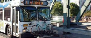 Und so macht's Portland in den USA. Da haben Fahrräder Platz auf einem Gestell am Bus.