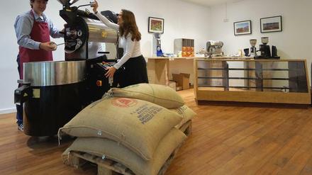 Kaffee für den Kiez. Thomas Schwarz und Lisa Meilen in ihrer neuen Rösterei.