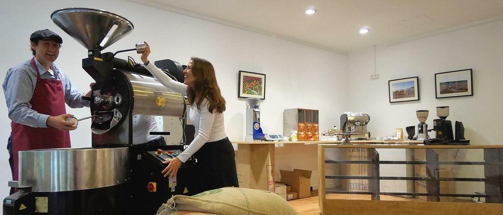 Kaffee für den Kiez. Thomas Schwarz und Lisa Meilen in ihrer neuen Rösterei.