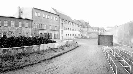 Gebäude des Geschlossenen Jugendwerkhofs und Hofbereich mit Sturmbahn, um 1978, im sächsischen Torgau. Die Umerziehungsanstalt wurde vor 50 Jahren, am 1. Mai 1964, eröffnet.