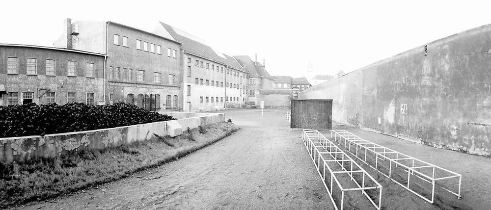 Gebäude des Geschlossenen Jugendwerkhofs und Hofbereich mit Sturmbahn, um 1978, im sächsischen Torgau. Die Umerziehungsanstalt wurde vor 50 Jahren, am 1. Mai 1964, eröffnet.