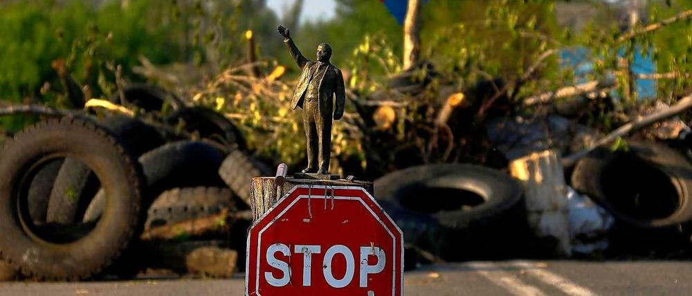 Bis hierher und nicht weiter. Eine Lenin-Statue steht vor einer Straßensperre der Separatisten in der Nähe der ostukrainischen Stadt SlowjanskReuters