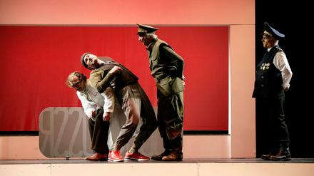 Bei Stalin (v. l. n. r.): Alexander Klages, Stephan Szász, Achim Wolff und Robert Kotulla in "Der Hundertjährige, der aus dem Fenster stieg und verschwand".