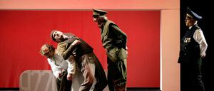 Bei Stalin (v. l. n. r.): Alexander Klages, Stephan Szász, Achim Wolff und Robert Kotulla in "Der Hundertjährige, der aus dem Fenster stieg und verschwand".