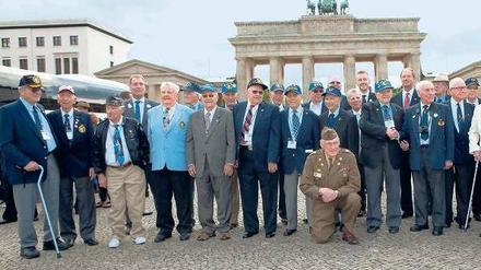 Gruppenbild der Luftbrücken-Veteranen am Brandenburger Tor. 