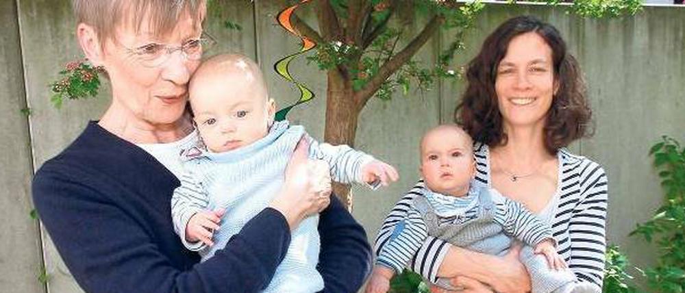 Renate Lippert (links), mit Franz auf dem Arm, entlastet zweimal pro Woche die Zwillingsmutter Silvia Klein (mit Johann).