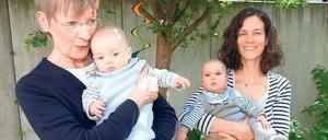 Renate Lippert (links), mit Franz auf dem Arm, entlastet zweimal pro Woche die Zwillingsmutter Silvia Klein (mit Johann).