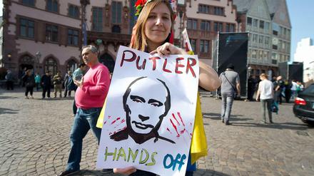 Ist der Ruf erst ruiniert... Ukrainer in Frankfurt demonstrieren gegen die russische Politik.