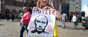 Ist der Ruf erst ruiniert... Ukrainer in Frankfurt demonstrieren gegen die russische Politik.